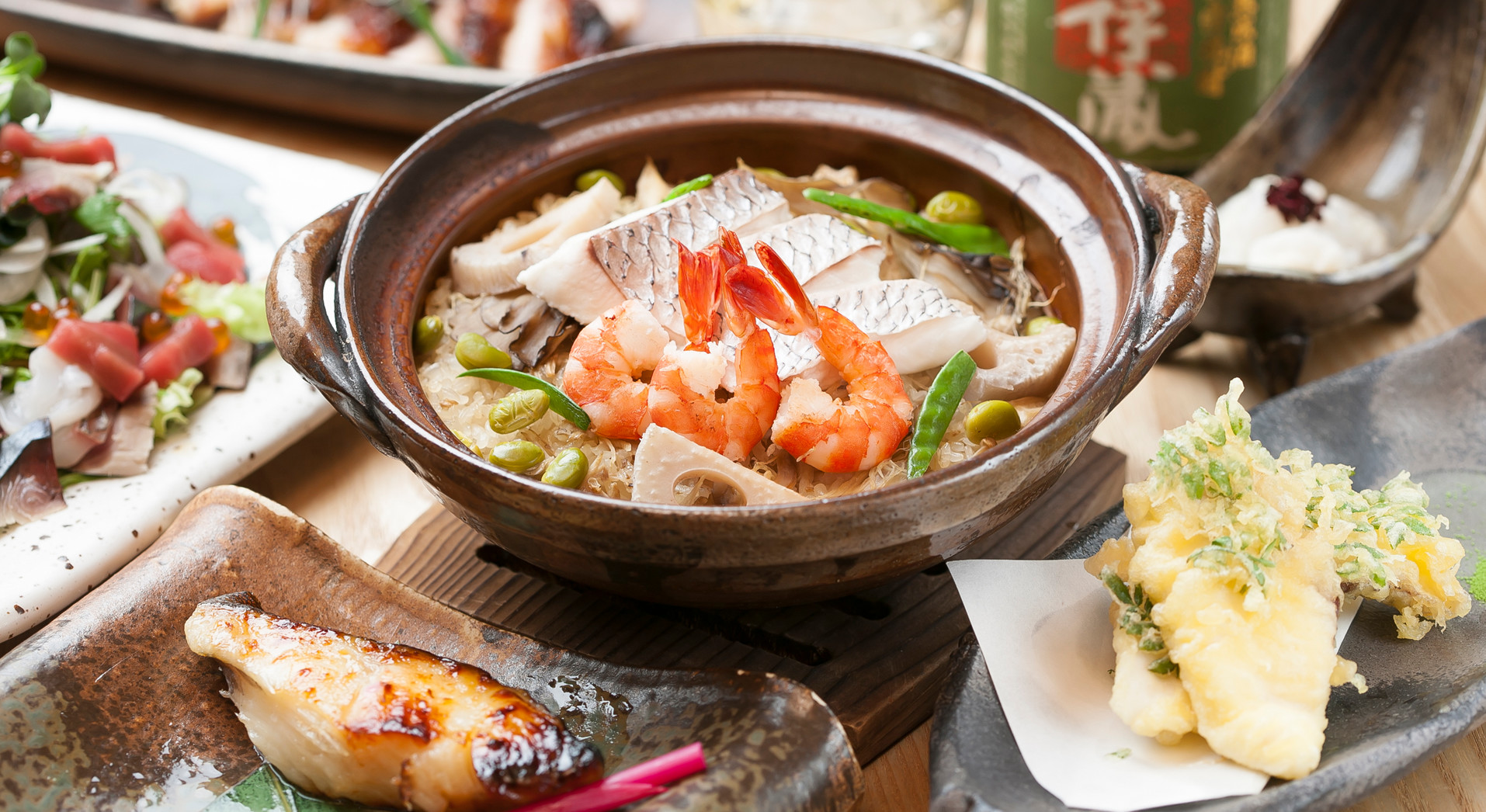 活車海老に天然真鯛、旬の鮮魚、四季の恵みの海鮮和食と こだわりの日本の美酒を楽しみながらごゆっくりお寛ぎください。