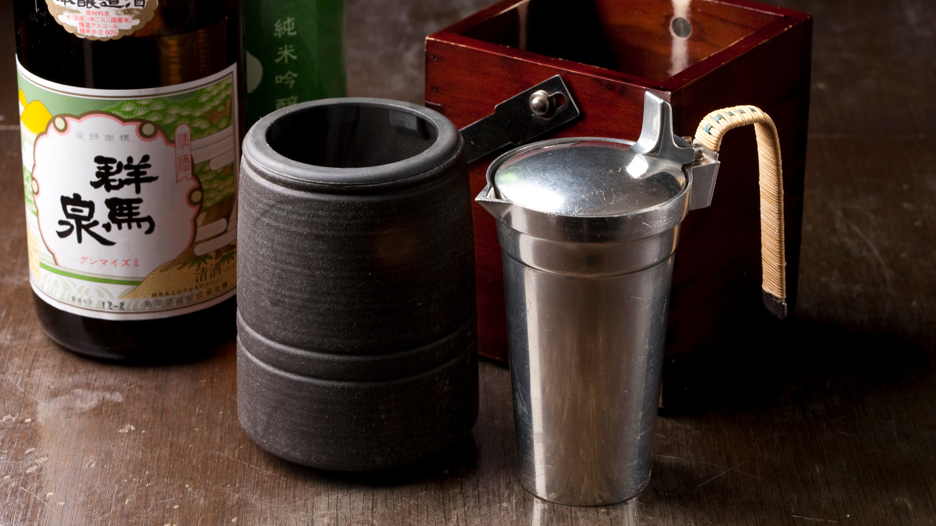 日本酒は季節に合わせた銘柄を15～20種ほど、 イオン効果が高く、お酒をまろやかに美味しくする 錫(すず)製ちろりを用意しております。